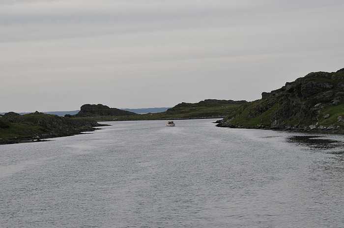 Ausfahrt aus dem Sund auf das offene Meer vor der Insel